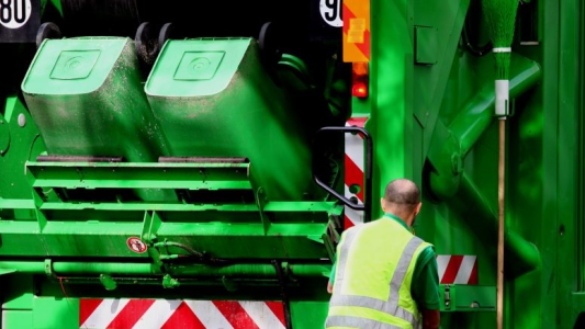 Competitive tendering of waste disposal gives lower prices, but not better quality.